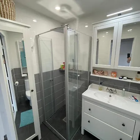 Nyrenoverad Laegenhet Med Havsutsikt Lejlighed *